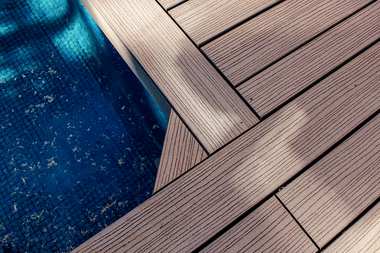 Ekstruzja czy koekstruzja – co gwarantuje jakość desek?