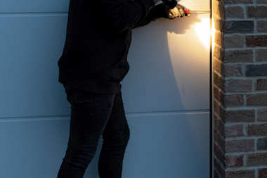 Garażowe bramy segmentowe bardziej bezpieczne z wyposażeniem zabezpieczającym  