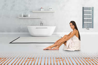 Boso przez mieszkanie