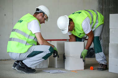 Ściana z bloczków silikatowych H+H - skuteczna ochrona przed głośnym sąsiedztwem