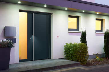 Drzwi wejściowe z aluminium i stali nierdzewnej firmy Hörmann