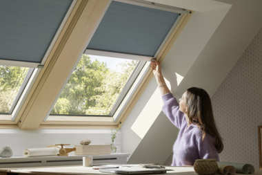 Nowe, wewnętrzne rolety elektryczne i solarne VELUX