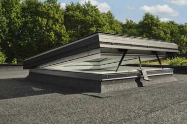 Firma VELUX wprowadza nowe okno do dachów płaskich ze standardowym modułem szklanym