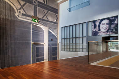 Drzwi drewniane firmy Schörghuber w Muzeum Historii Żydów Polskich