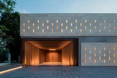 Budynek otwarty na światło i krajobraz