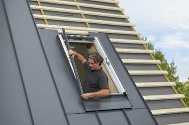 Piękny dach na rąbek z oknami dachowymi VELUX