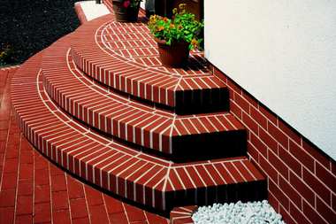 Schody zewnętrze z klinkieru: szybko, stylowo i praktycznie