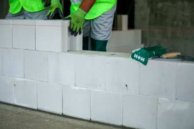 Ściany jedno-, dwu- i trójwarstwowe. O czym warto pamiętać dokonując wyboru? Ekspert H+H radzi