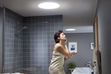 Wnętrza bez okien jasne przez całą dobę, a rachunki za prąd niższe