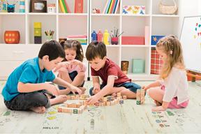 Koniec z nudą na podłodze!  Wakacyjny remont pokoju dziecięcego z panelami Hello Kitty i Kids 