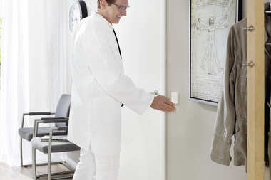 Bez kontaktu z zarazkami Drzwi wewnętrzne z napędem PortaMatic 