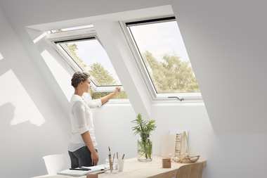 Flagowe okna dachowe VELUX GLU teraz z klamką na dole