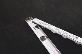 Inspiracje łazienkowe – jak wybrać odwodnienie liniowe? 