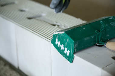 Jakie rodzaje ścian można wznosić przy użyciu bloczków silikatowych?