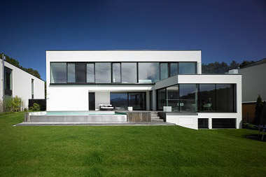 Duże okna w domu, a komfortowa temperatura o każdej porze roku