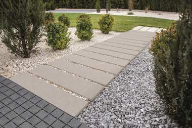 Jak dobrać materiał na ścieżki w ogrodzie?