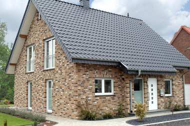 Dachówki ceramiczne: jak dobrać do stylu domu i rodzaju dachu