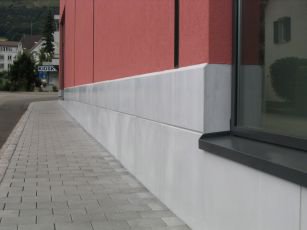 Płyty Ecomur firmy Stahlton pozwalają zabezpieczyć część cokołową budynków przed uszkodzeniami i zabrudzeniami, fot. Stahlton