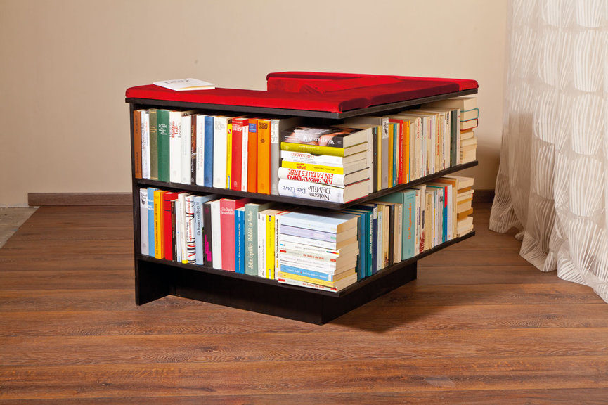 Nasza biblioteczka ma 420 cm bieżących półek. Ich wysokość ustaliliśmy na 23 cm. W razie potrzeby można ją zmienić.