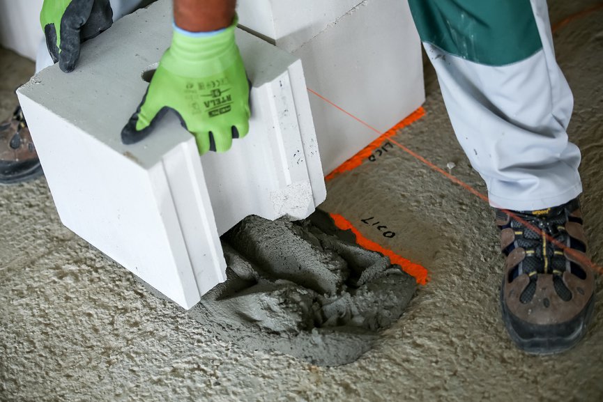 Materiały budowlane H+H dzięki swojej wysokiej jakości oraz gamie produktów i rozwiązań uzupełniających pomogą nam w łatwy sposób już od pierwszej warstwy muru. Fot. H+H Polska
