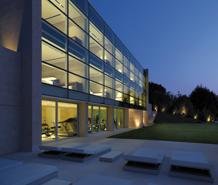 System sufitowy do ogrzewania i chłodzenia b!klimax z płyty kartonowo-gipsowej zastosowany w hotelu w Cassago Brianza (Lecco, Włochy) Powierzchnia: 725 m²