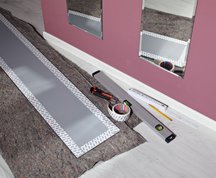 1. Zaczynamy od przyklejenia luster do ściany. Najłatwiej zrobić to, używając specjalnej samoprzylepnej taśmy montażowej (np. tesa Powerbond®). W trakcie montażu lustra lepiej nie zdejmować od razu całej taśmy ochronnej, lecz usuwać ją sukcesywnie.