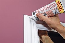 4. Im dokładniej wykonamy cięcia ukośne, tym łatwiejsze będzie mocowanie i wykańczanie ozdobnych listew. Nierówności i szpary wypełniamy masą szpachlową.