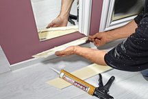 3. Na tylne płaszczyzny profili nakładamy równomierną warstwą klej uniwersalny i przyklejamy je wokół luster.