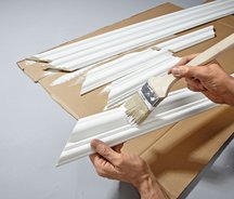 2. W skrzynce uciosowej przycinamy na wymiar profilowane listwy obramowania, a następnie malujemy je na biało farbą dyspersyjną.