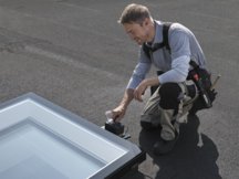 Okno wyłazowe zostało wyposażone w zestaw bezpieczeństwa zamontowany od środka i na zewnątrz, sterowany za pomocą kluczyka