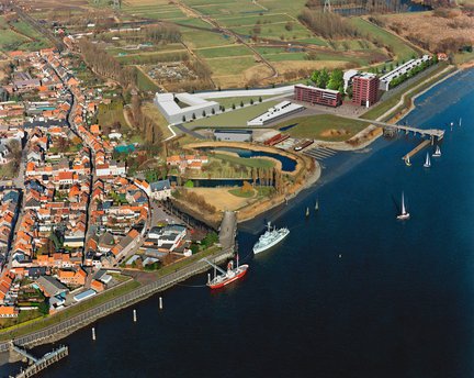 Nowe obiekty ożywiły teren po stoczni - Rupelmonde, Belgia; fot. Röben