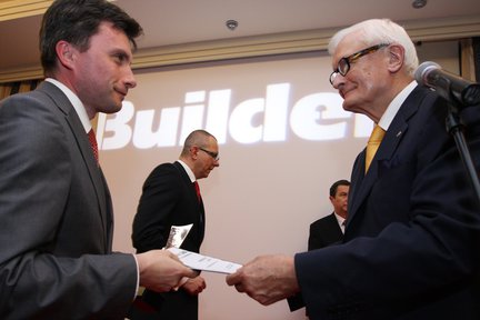 Stautekę z rąk przewodniczącego jury odebrał Andrzej Kielar, Prezes Rockwool Polska.