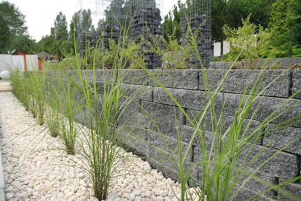 Splitowane (łamane)Palisady Completto pełnią funkcję krawężników. Ułożone poziomo słupki w wyraźny sposób wyznaczają granice ogrodu.