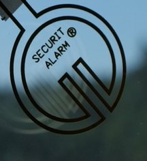 Miniaturowa forma i kształt przypominający zwykły znak graficzny sprawiają, że Securit Alarm jest niemal niewidoczny. Fot. Glassolutions
