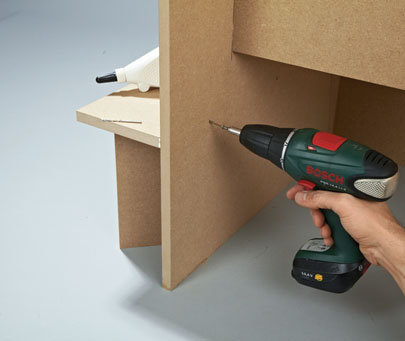 5. Następnie wiercimy otwory i łączymy wszystkie elementy na klej i wkręty.