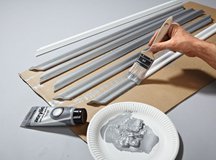 3. Przycięte profilowane listwy malujemy srebrną farbą akrylową z tubki (farby artystyczne).