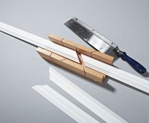 1. Profile z polistyrenu przycinamy na ukos, najlepiej w skrzynce uciosowej. Wymiary kasetonów zaznaczamy ołówkiem na ścianach.