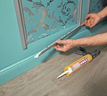 4. Na spód profili nakładamy pasmami uniwersalny klej montażowy i przyklejamy je. 