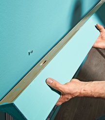 5. Listwy nośne profilu cokołowego zawieszamy na hakach osadzonych w ścianie.