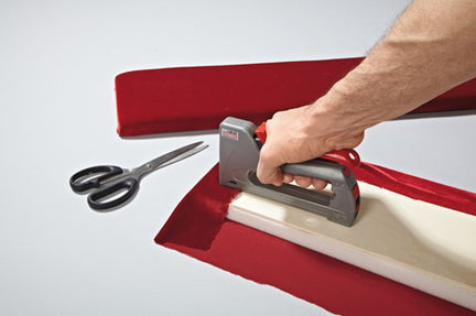 10. Przycięcie pasków gąbki do odpowiednich wymiarów najlepiej zlecić w specjalistycznym sklepie. Aby wykonać wyściółki, przytrzymujący gąbkę aksamit przytwierdzamy od spodu do sklejki zszywkami.