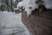 - Nawierzchnię najlepiej odśnieżyć jak najszybciej, zanim śnieg zostanie zadeptany i powstanie zalodzenie. Na zdjęciu nawierzchnia i murek z kostki Natulit Massimo w kolorze torfowy brąz (Libet Decco)