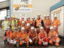 Pierwsza zmiana zakładu w Łodzi na tle tablicy z rekordem