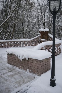 Nawierzchnia i murek z kostki Natulit Massimo w kolorze torfowy brąz (Libet Decco)