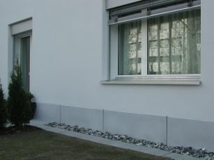 Płyty cokołowe Ecomur firmy Stahlton, chronią również dom przed zawilgoceniami, fot. Stahlton