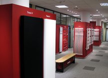 Ekspozycja grzejników dekoracyjnych marki Purmo, w hallu nowego biura jest dostępna dla wszystkich klientów. fot. Purmo