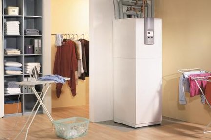 Kompaktowa pompa ciepła WPC Cool firmy Stiebel Eltron zajmuje jedynie 0,4 m² powierzchni wewnątrz budynku, fot. Stiebel Eltron