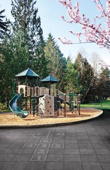 Gra w klasy to kultowa zabawa z dzieciństwa, która ćwiczy zmysł równowagi oraz sprawność rzutów. Postać chłopka została „wyrysowana” na płytach tarasowych techniką śrutowania. fot. Libet