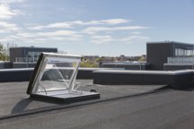 Okno wyłazowe zapewnia wygodny i bezpieczny dostęp do dachu podczas prac serwisowych