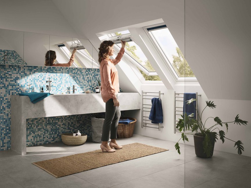 Trzyszybowe okno dachowe VELUX GLU Wykonane jest z drewna pokrytego poliuretanem i ma biały kolor, dzięki czemu pasuje do nowoczesnych stylizacji. Jest także odporne na wodę, dzięki czemu doskonale sprawdzi się w łazience i kuchni.