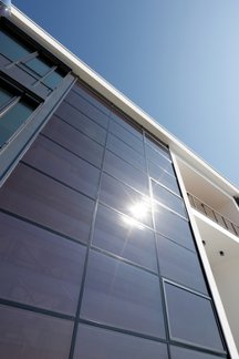 Obiekt biurowy z ciepłą fasadą Schüco FW 50+.HI zintegrowaną z modułami fotowoltaicznymi Schüco ProSol TF Fot. Schüco